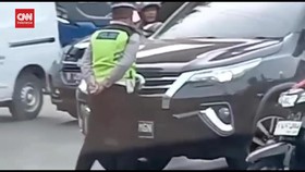 VIDEO: Viral Aksi Arogan Fortuner Nyaris Tabrak Polisi di Cengkareng
