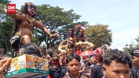 VIDEO: Umat Hindu di Blitar Gelar Pawai Ogoh-Ogoh Jelang Nyepi