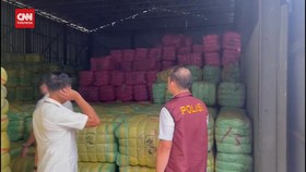 VIDEO: Polisi Gerebek Gudang Pakaian Bekas Di Pasar Senen