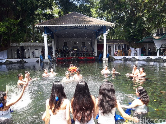 Tradisi padusan jelang Ramadhan di Umbul Ngabean, Pengging, Banyudono, Boyolali, Selasa (20/3/2023).