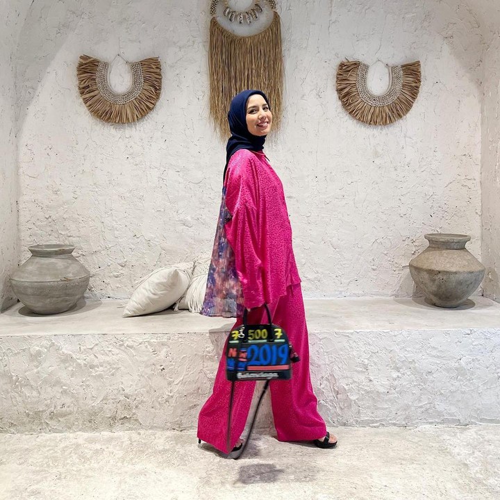 <p>Masih ada juga OOTD bukber mengenakan celana yang bisa Bunda jadikan inspirasi. Seperti outfit Tya Ariestya yang satu ini. Wanita 36 tahun ini dikenal sering menganakan pakaian berwarna cerah alias <em>outfit</em> cewek kue, Bunda. (Foto: Instagram@tya_ariestya)</p>