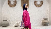 <p>Masih ada juga OOTD bukber mengenakan celana yang bisa Bunda jadikan inspirasi. Seperti outfit Tya Ariestya yang satu ini. Wanita 36 tahun ini dikenal sering menganakan pakaian berwarna cerah alias <em>outfit</em> cewek kue, Bunda. (Foto: Instagram@tya_ariestya)</p>