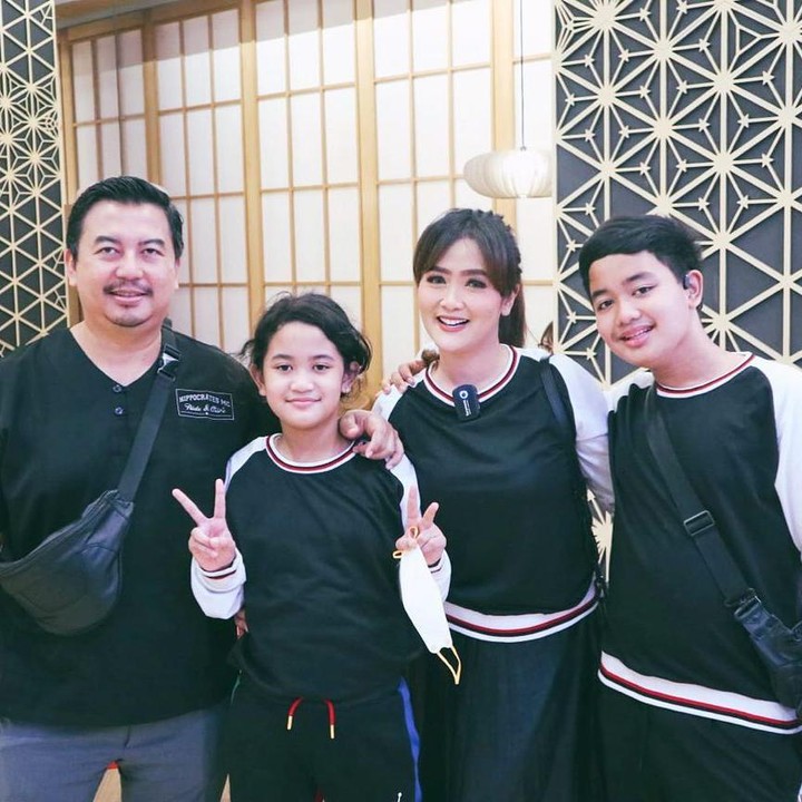 <p>Pasangan ini pun akhirnya resmi menikah pada 2009. Kini, Vega dan Dema telah dikaruniai dua orang anak, yakni Razqa Atmadeva Sanjaya dan Nadeva Letizia Sanjaya. (Foto: Instagram @vegadarwanti123)</p>