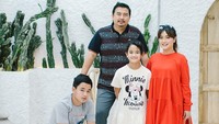 <p>Meski sibuk dengan pekerjaannya, Dema juga sering meluangkan waktu untuk berlibur bersama keluarga. Tak ketinggalan, Vega dan Dema <em>quality time</em> bersama untuk mempererat cinta mereka. (Foto: Instagram @vegadarwanti123)</p>