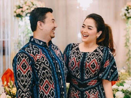 7 Potret Vega Darwanti dan Suami Dokter yang Jarang Tersorot