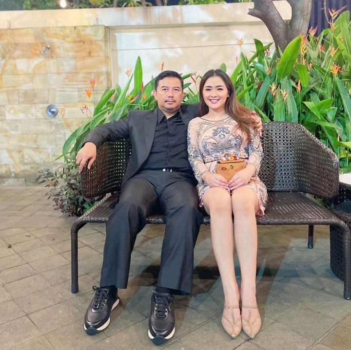 <p>Lewat media sosial, Vega Darwanti juga kerap membuat unggahan tentang suami dengan menuliskan caption kocak. "Jadi, cowok yang di sebelah kanan itu adalah anaknya mertuaku. Nah aku itu anak dari mertua si lelaki yang ada di kanan aku itu. Jadi istilahnya apa ya?" tulisnya. (Foto: Instagram @vegadarwanti123)</p>