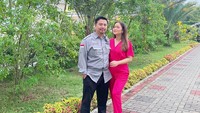 <p>Vega Darwanti telah menikah dengan pria bernama Dema Sany Senjaya pada 2009 silam. Keduanya sudah menikah selama 14 tahun. (Foto: Instagram @vegadarwanti123)</p>