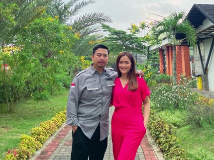 Terpopuler: Potret Vega Darwanti dan Suami yang Berprofesi Dokter