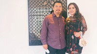<p>Presenter program&nbsp;<em>Empat Mata</em> itu menikah dengan pria bernama Dema Sany Senjaya pada 2009 silam. Keduanya sudah menikah selama 14 tahun lho, Bunda. (Foto: Instagram @vegadarwanti123)</p>