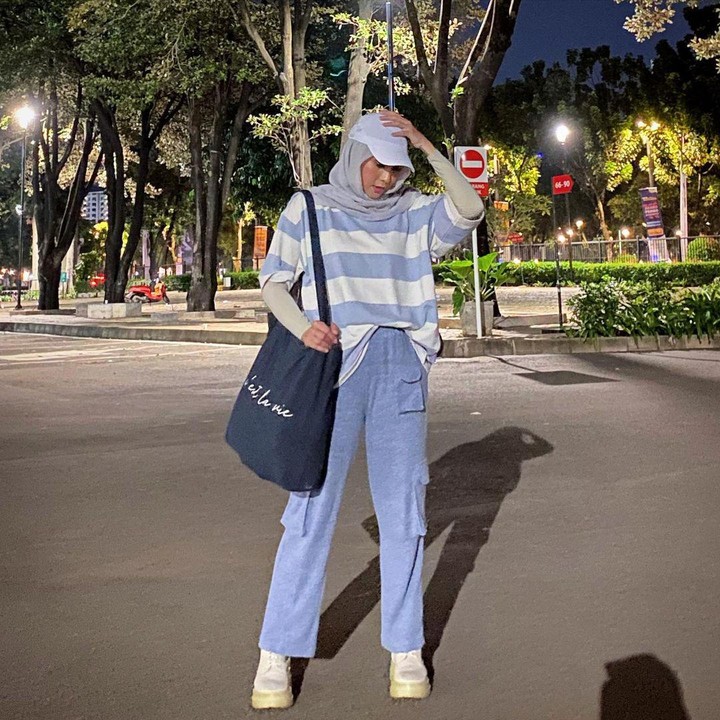 <p>Bunda Muslim tak perlu khawatir lagi kehabisan ide <em>outfit</em> yang cocok dipakai untuk acara buka bersama selama Ramadan nanti. Jika nyaman dengan penampilan yang santai dan tak terlalu feminim, Bunda bisa mengikuti gaya <em>Outfit Of The Day</em> (OOTD) milik Zaskia Adya Mecca ini. Meski santai, penampilannya tetap sopan dan <em>stylish</em> sekali, ya, Bunda. (Foto: Instagram@zaskiadyamecca)</p>