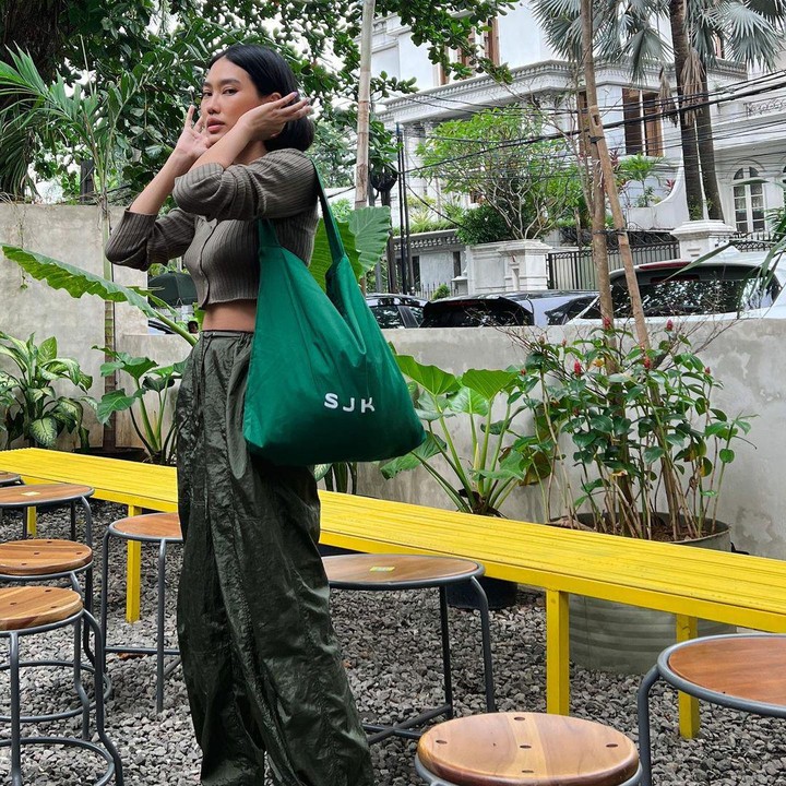 <p>Penampilan bentuk tubuhnya itu pun sontak menarik perhatian netizen yang mengomentarinya, Bunda. "Aduh perutnya udah rata aja bund," tulis akun <em>@non**.</em> (Foto: Instagram@alikaislamadina)</p>