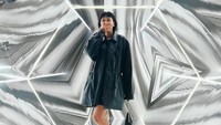 <p>Selain tampil beda dengan gaya <em>outfit</em> dan rambutnya, hal lain dari Alika yang membuat netizen salah fokus adalah bentuk tubuhnya yang cepat langsing, meski baru melahirkan beberapa bulan yang lalu. (Foto: Instagram@alikaislamadina)</p>