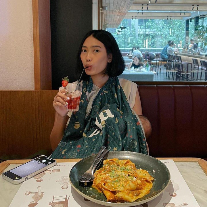 <p>Meski sudah gendong anak, tak sedikit yang mengatakan Alika awet muda, lho. "Tetap awet muda," tulis akun <em>@iamnov**.</em> (Foto: Instagram@alikaislamadina)</p>