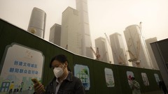FOTO: Beijing yang Diselimuti Badai Pasir dan Partikel Bahaya 