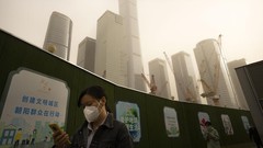 FOTO: Beijing yang Diselimuti Badai Pasir dan Partikel Bahaya