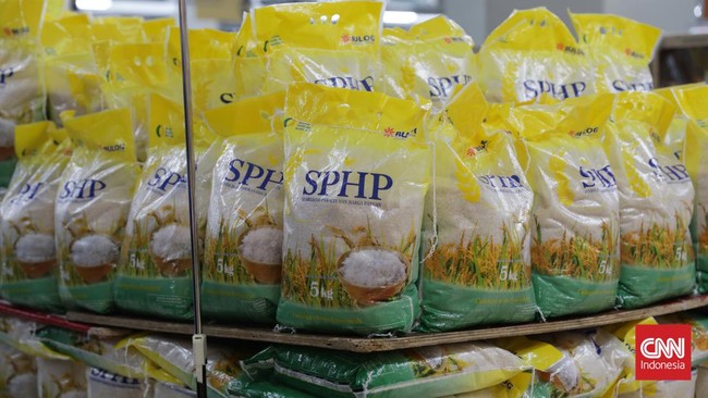 Beras SPHP viral ditempeli stiker Prabowo-Gibran. Beras dirilis Bulog untuk stabilisasi harga. Harganya lebih murah, pembelian dibatasi 10 kg per orang.