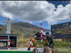 Belasan Hari Menggotong Patung Yesus ke Ketinggian 2.416 MDPL Papua