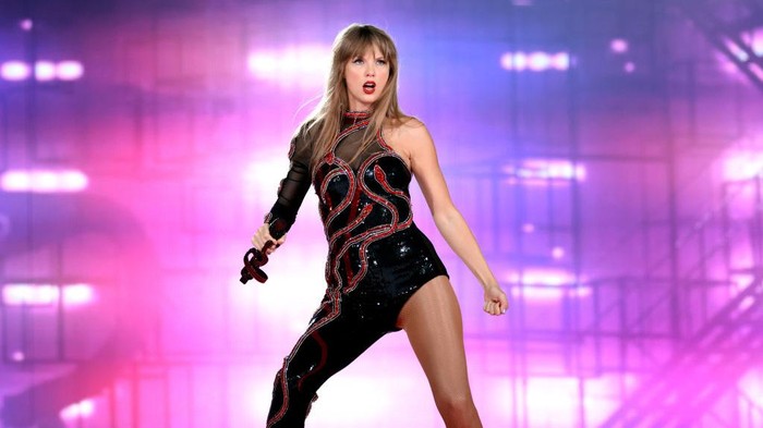 Deretan gaya Taylor Swift saat konser di Arizona, Amerika Serikat