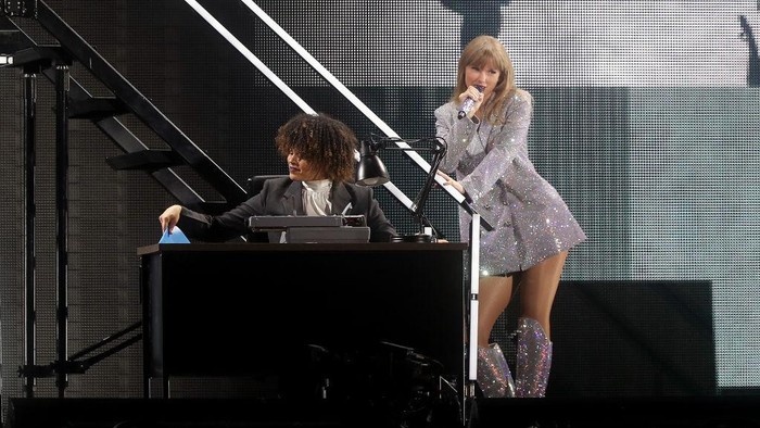 Deretan gaya Taylor Swift saat konser di Arizona, Amerika Serikat