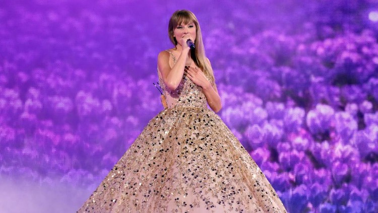 Gaya Taylor Swift saat konser di Arizona, Amerika Serikat Deretan gaya Taylor Swift saat konser di Arizona, Amerika Serikat