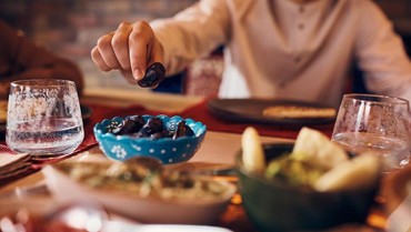 img-title Doa Buka Puasa yang Benar Lengkap dengan Arab, Latin, dan Artinya