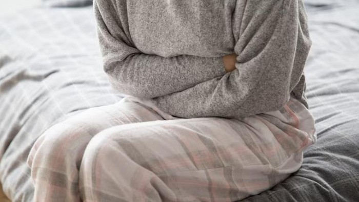 Ilustrasi sakit perut saat berpuasa. /Foto: Freepik.com/katemangostar.