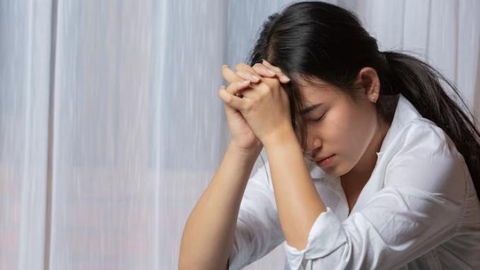 Ilustrasi wanita takut dan menutup diri. /Foto: Freepik.com/jcomp.