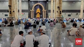 Warga Padati Masjid Alfatah Ambon Tunggu Salat Tarawih Pukul 21.00 WIT