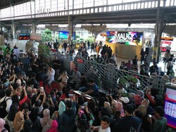 Serunya Maliq & DEssentials Manggung di Stasiun KRL
