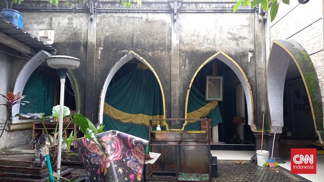 Makam Pangeran Tubagus Angke yang diperkirakan berumur 446 Tahun masih menjadi tujuan peziarah Tanah Air.