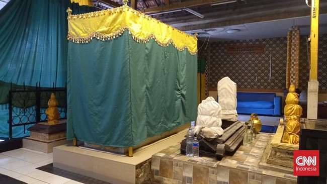 Makam Pangeran Tubagus Angke yang diperkirakan berumur 446 Tahun masih menjadi tujuan peziarah Tanah Air.