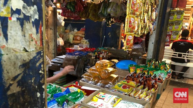 Satu hari menjelang Ramadan 2023 sejumlah pedagang di pasar Palmerah, Jakarta Barat mengeluhkan sulitnya mendapat setok minyak goreng kemasan Minyakita.