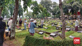 Peziarah Padati TPU Jeruk Purut Jelang Ramadan, Lalu Lintas Tersendat