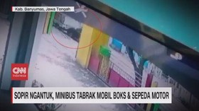 VIDEO: Sopir Ngantuk, Minibus Tabrak Mobil Boks & Sepeda Motor