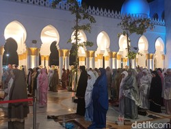 Potret Salat Tarawih Perdana di Masjid Sheikh Zayed Solo, Penuh!