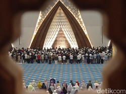 Kala Jemaah Luar Bandung Salat Tarawih Pertama di Masjid Al Jabbar