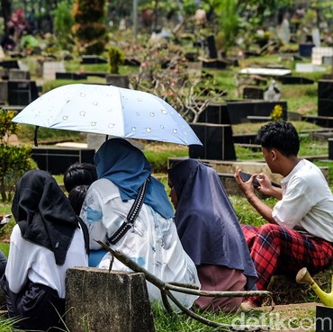 Doa Ziarah Kubur Saat Idul Fitri dalam Arab Latin dan Terjemahan Indonesia