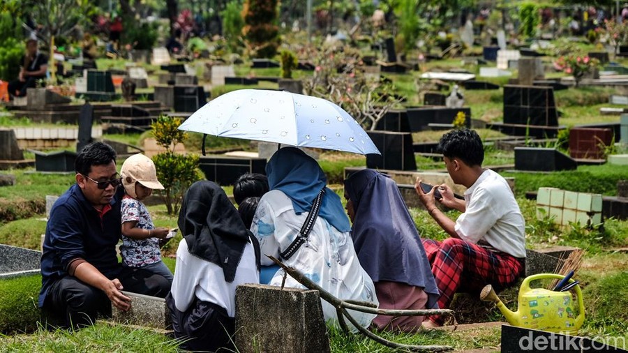 TPU Karet Bivak Ramai Peziarah Jelang Puasa Ramadhan Tradisi ziarah menjelang bulan Ramadan mulai terlihat di sejumlah pemakaman, termasuk TPU Karet Bivak, Jakarta Pusat. Para peziarah berdatangan ke makam keluarga serta kerabat.