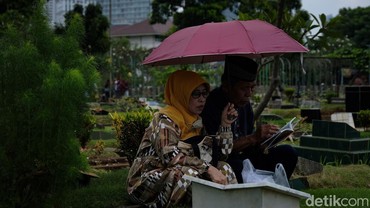 img-title Bacaan Doa Ziarah Kubur NU Lengkap dalam Arab, Latin dan Hikmahnya