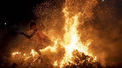 FOTO: Lukat Geni Sebelum Nyepi, Sucikan Diri dengan Bara Api