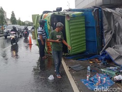 Truk Gandeng Muat Minuman Kemasan Terguling di Jalan Jogja-Solo