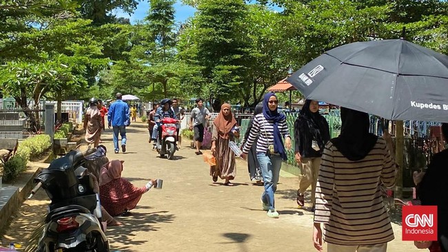 Jelang bulan suci Ramadhan, komples Pemakaman Islam Paropo, Makassar, Sulawesi Selatan dipenuhi oleh para peziarah pada Rabu (22/3).