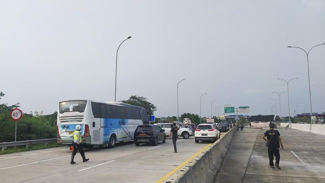 Warga kembali memblokir ruas Tol Jatikarya dalam rangka menuntut ganti rugi pembebasan lahan, Rabu (22/3).