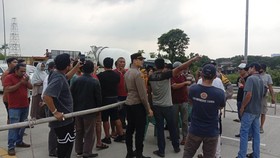 Demo di Tol Jatikarya Masih Berlangsung hingga Malam Ini