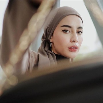 Referensi Gaya Hijab Turban ala Selebriti untuk Bukber Ramadan