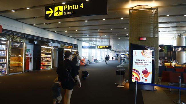 Seorang turis Taiwan yang baru tiba di Bali diminta membayar denda Rp4 juta oleh oknum petugas bea cukai karena mengambil gambar di bandara.