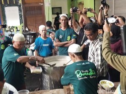 Berjubel! Antrean Warga Berburu Bubur Samin di Masjid Darussalam Solo