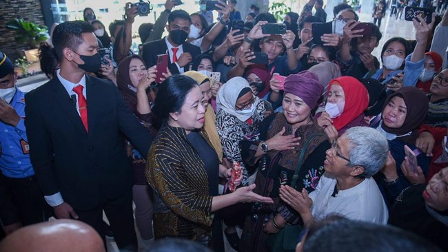 Sorak aktiivis dan pekerja rumah tangga memberikan apresiasi ke Puan Maharani karena mengesahkan Rancangan Undang-Undang Perlindungan Pekerja Rumah Tangga.