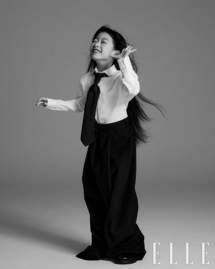 Dalam salah satu tema monokrom, meski Oh Ji Yul tampil lebih dewasa dengan kemeja putih, dasi, dan celana hitam panjang, ia tetap tampak menggemaskan, Beauties./ Foto: instagram.com/ellekorea