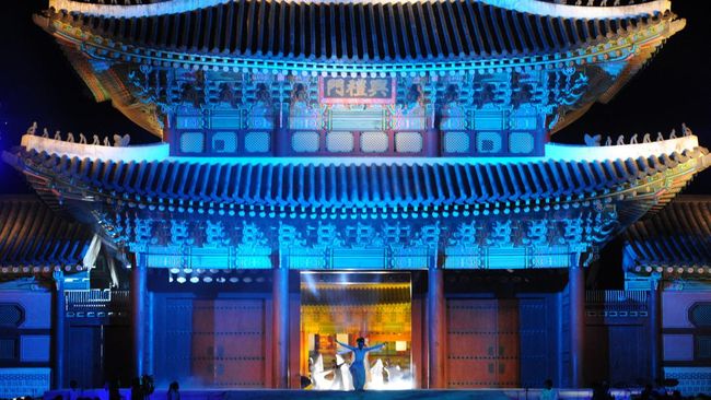 Wisata malam di Gyeongbok Palace, Seoul, Korea Selatan akan dibuka kembali mulai 5 April. Pelancong asing tak perlu pesan tiket online. 
